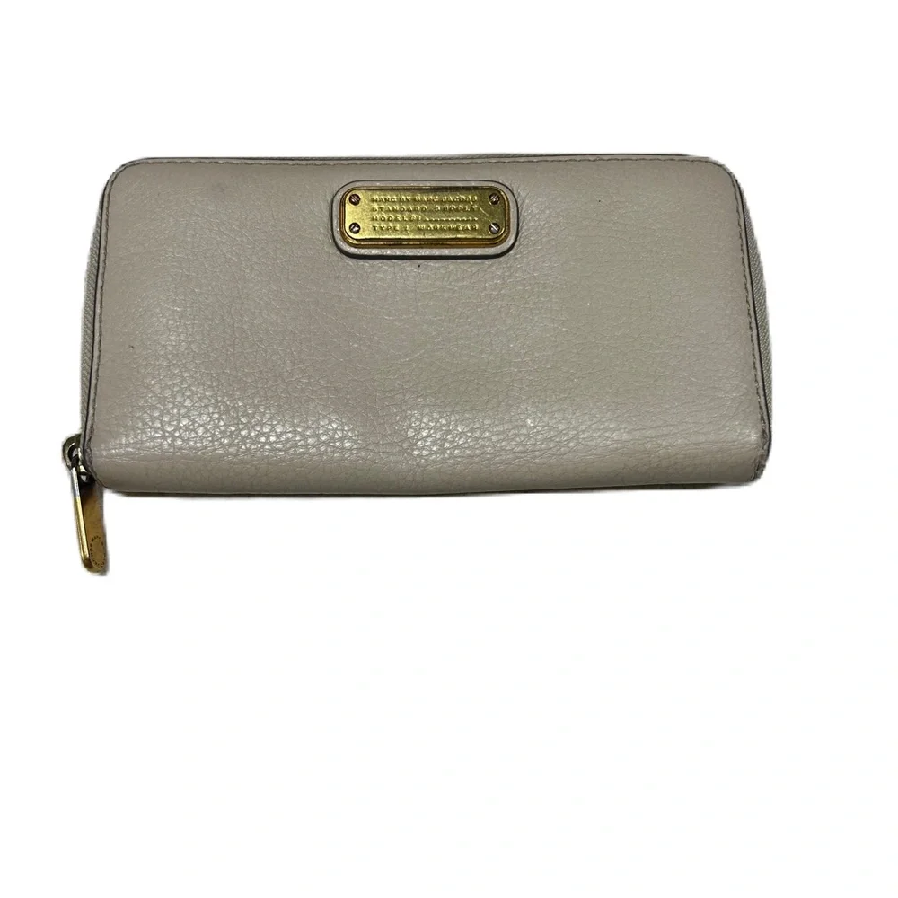 Marc by Marc Jacobs  Zip-Around Wallet Neutral Classic Minimalist Beige Leather